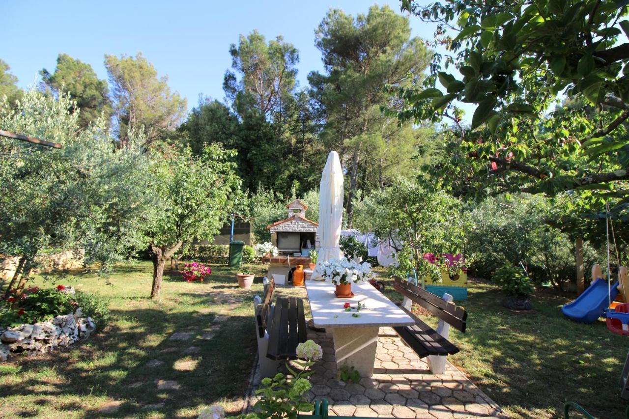 Modern Apartment Sabina With Nice Garden Porec Exterior photo