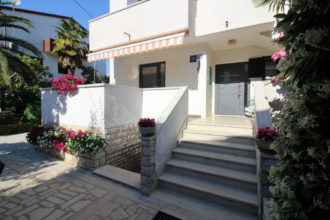 Modern Apartment Sabina With Nice Garden Porec Exterior photo